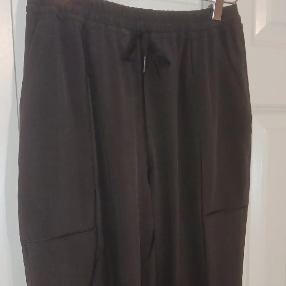 lululemon athletica Black Straight Leg cropped Pants